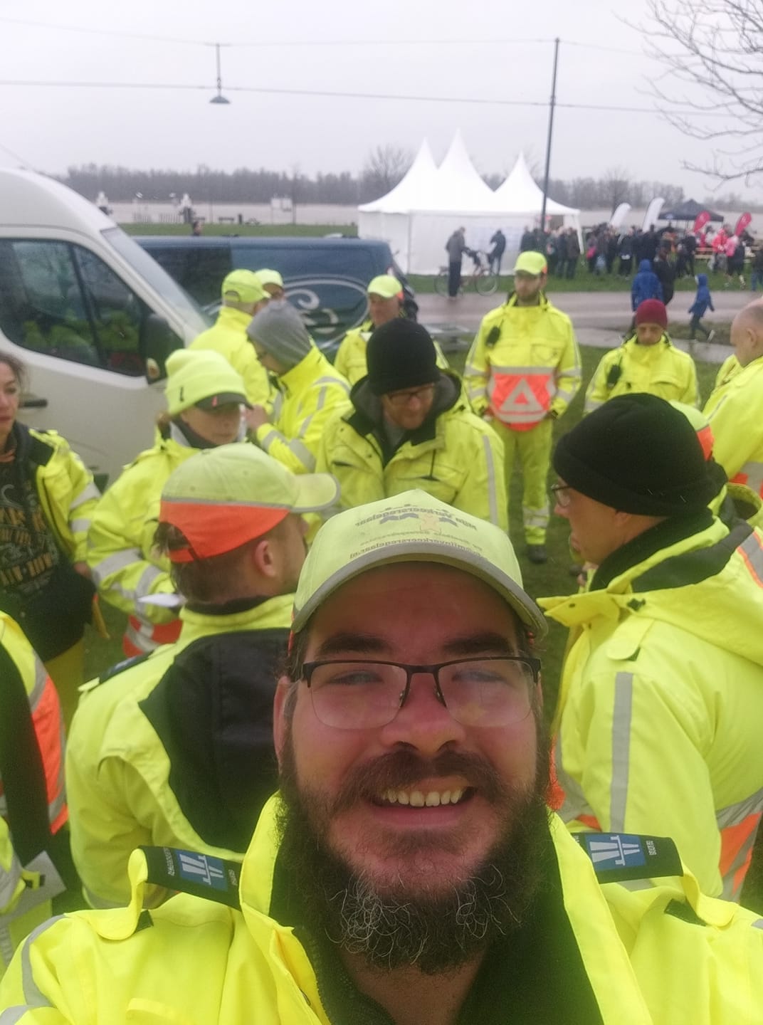Verkeersregelaars aan het werk bij een druk kruispunt