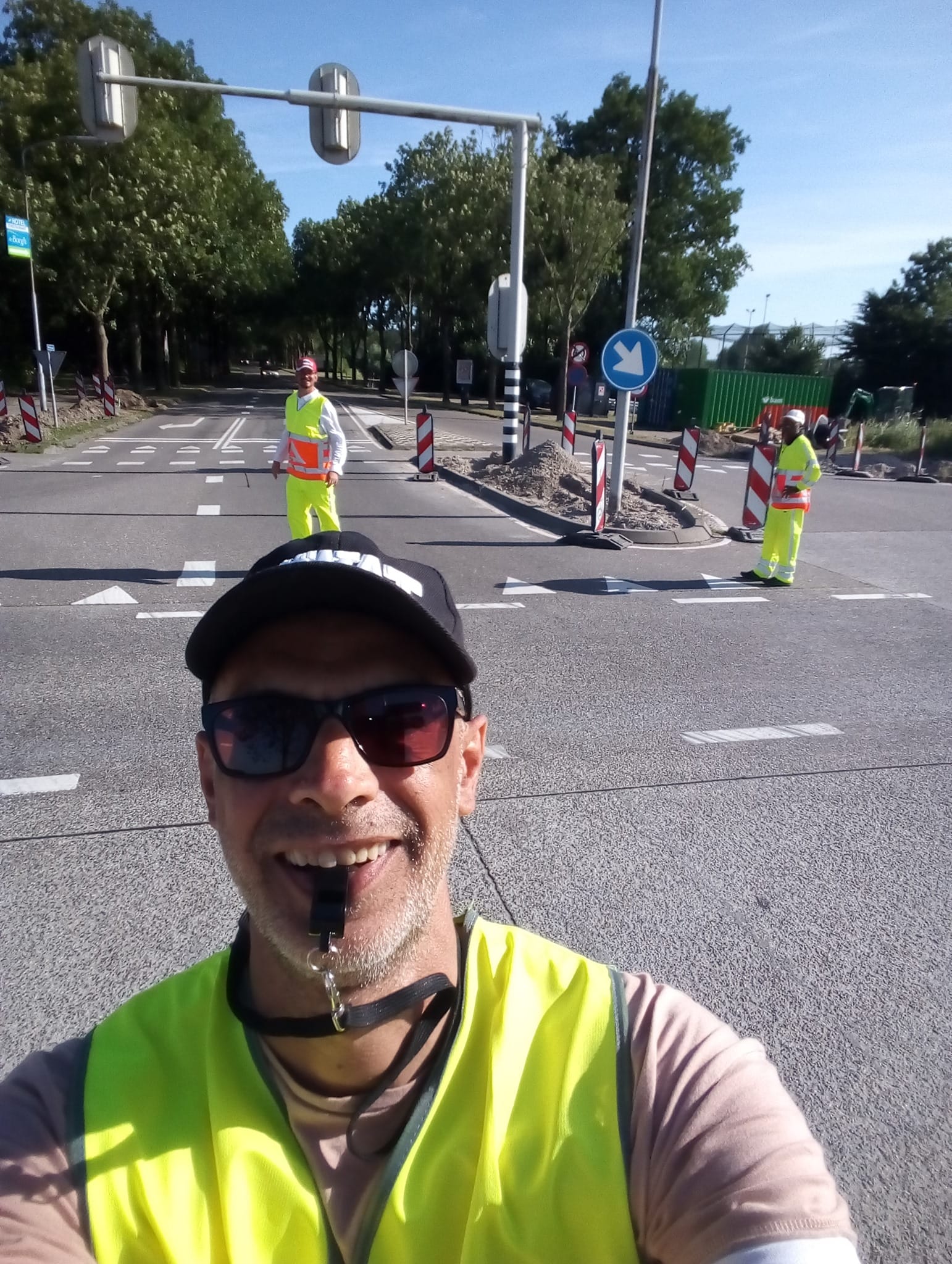 Verkeersregelaars aan het werk bij een druk kruispunt